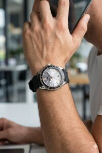 Slazenger 42mm Çelik Kasalı Erkek Kol Saati | Siyah Silikon Kordon, Takvimli, 5 ATM