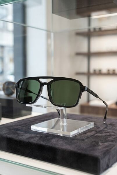 Quantum Siyah Geometrik Çerçeve Erkek Güneş Gözlüğü | 55 mm Asetat Çerçeve, Yeşil Polarize Cam