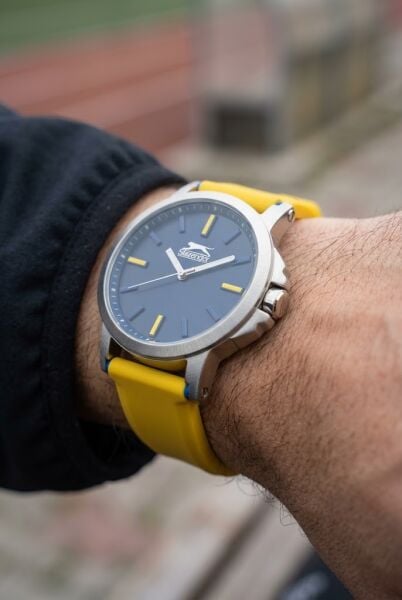 Slazenger Sportif ve Modern Erkek Kol Saati | 48 mm Paslanmaz Çelik Kasa, Sarı Silikon Kordon