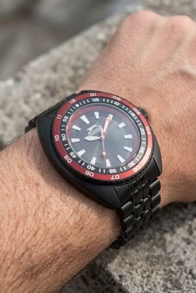 Slazenger Sportif Siyah Erkek Kol Saati | 44 mm Paslanmaz Çelik Kordon, Kırmızı Detaylı
