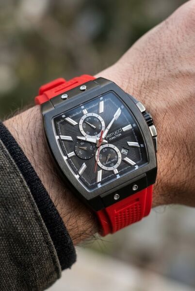 Ferrucci Sportif ve Modern Erkek Kol Saati | 42 mm Siyah Çelik Kasa, Kırmızı Silikon Kordon